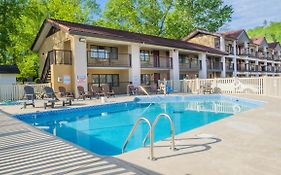 Super 8 By Wyndham Downtown Gatlinburg At Convention Center