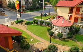 Super 8 By Wyndham Downtown Gatlinburg At Convention Center